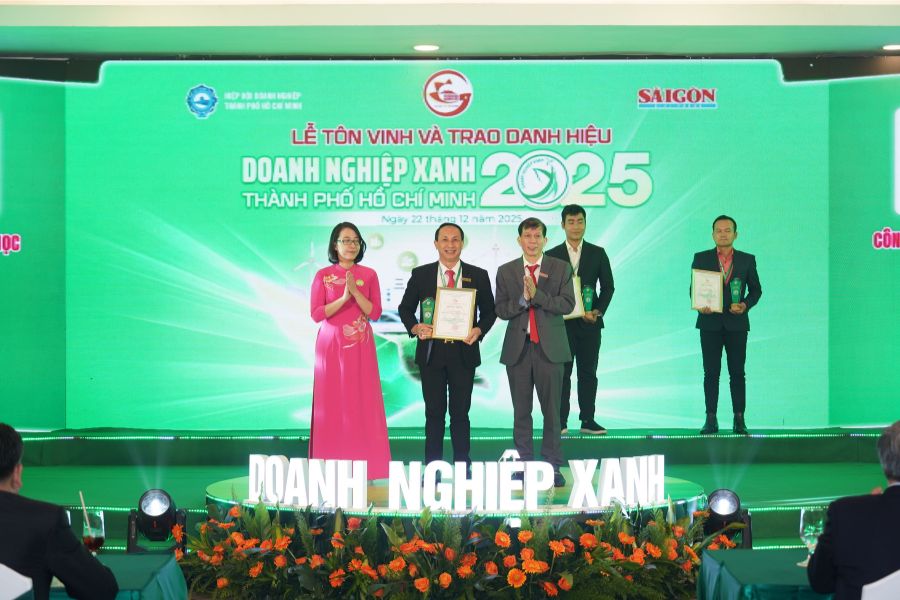 Tổng Giám Đốc Vina CHG nhận giải thưởng Doanh nghiệp xanh TPHCM