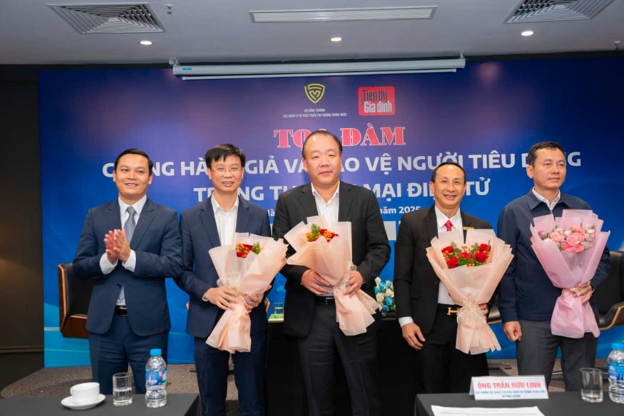 Tặng hoa cho các chuyên gia tại Tọa đàm