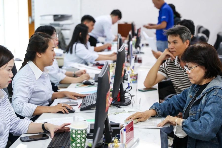 Người dân làm thủ tục hành chính