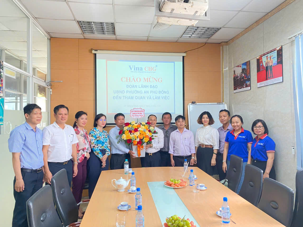 Đoàn lãnh đạo gửi tặng bó hoa chúc mừng đến công ty Vina CHG