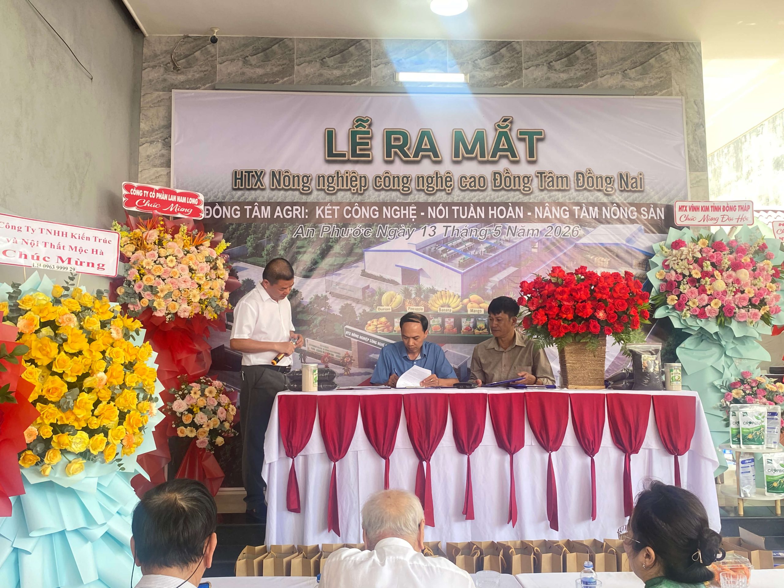Ông Nguyễn Phi Hải - Giám đốc kỹ thuật công ty Vina CHG ký kết biên bản MOU