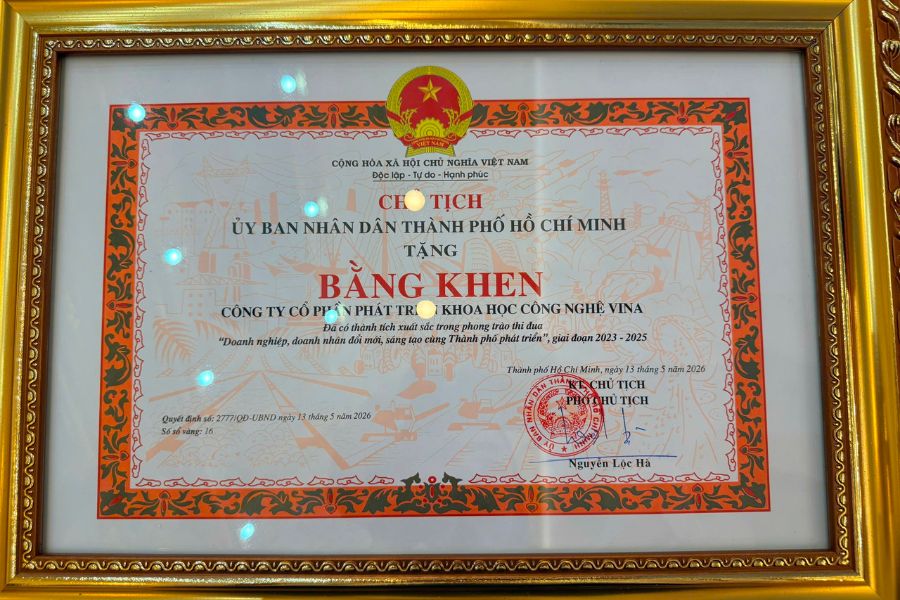Bằng khen của Chủ tịch UBND TP.HCM tặng Công ty Cổ phần Phát triển Khoa học Công nghệ Vina (Vina CHG), vì thành tích xuất sắc trong phong trào thi đua 'Doanh nghiệp, doanh nhân đổi mới, sáng tạo cùng Thành phố phát triển' giai đoạn 2023-2025. Quyết định số 2777/QĐ-UBND ngày 13/5/2026