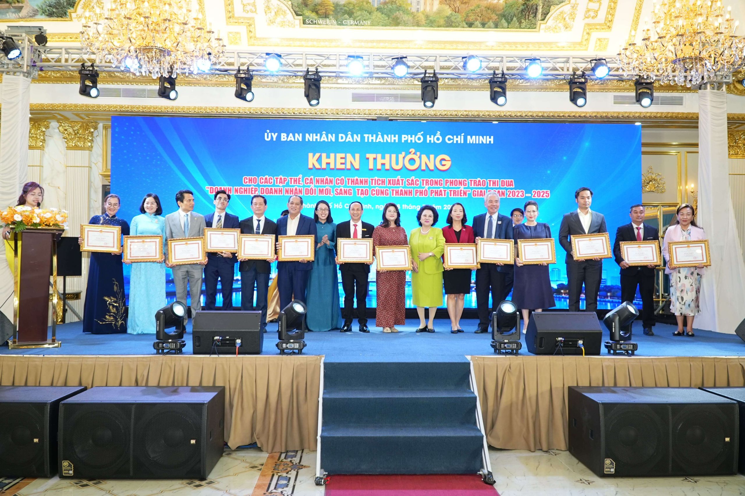 Hàng loạt đại diện các công ty lên nhận bằng khen, trong đó có chủ tịch Vina CHG