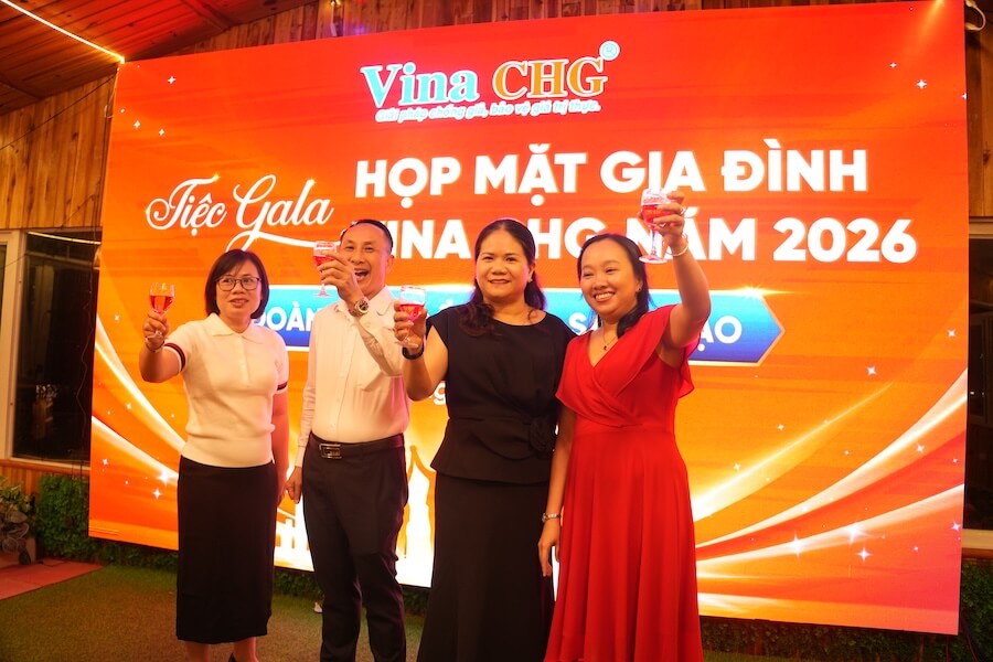 Ban lãnh đạo Vina CHG nâng ly rượu khai mạc đêm gala