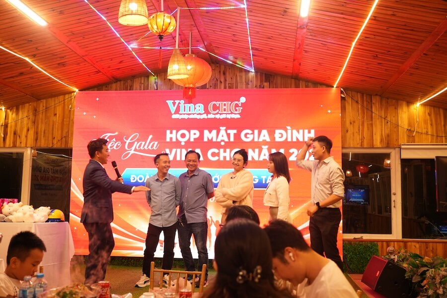 Nhân viên Vina CHG chơi trò chơi trong đêm Gala