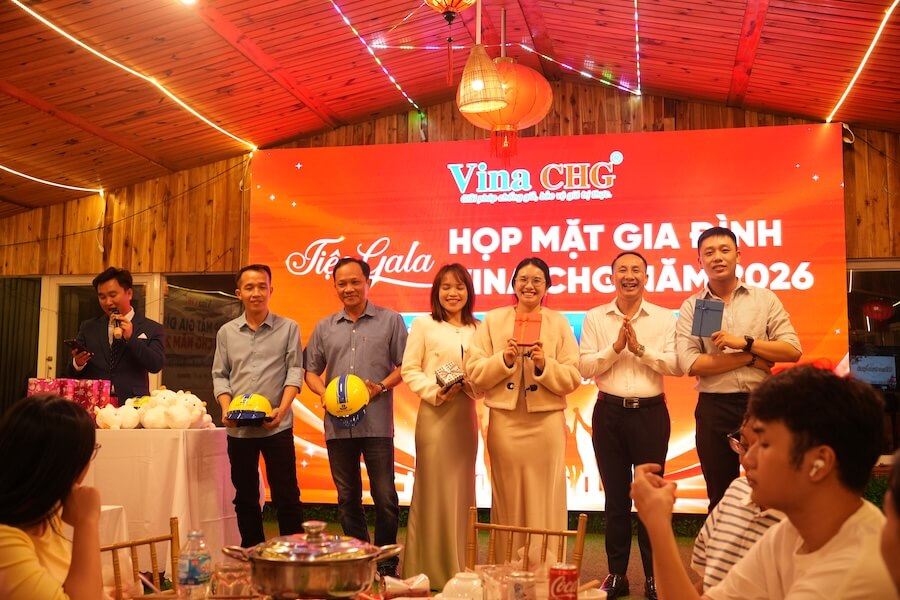 TGD Vina CHG trao giải thưởng cho các nhân viên thắng trò chơi trong đêm Gala