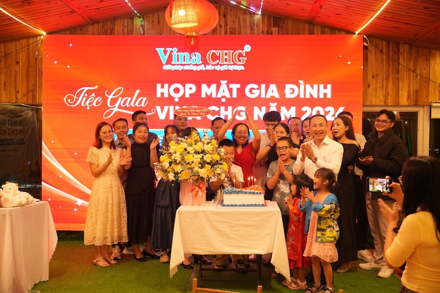 Toàn bộ cán bộ nhân viên Vina CHG chụp hình chung và cùng thổi nến bánh sinh nhật
