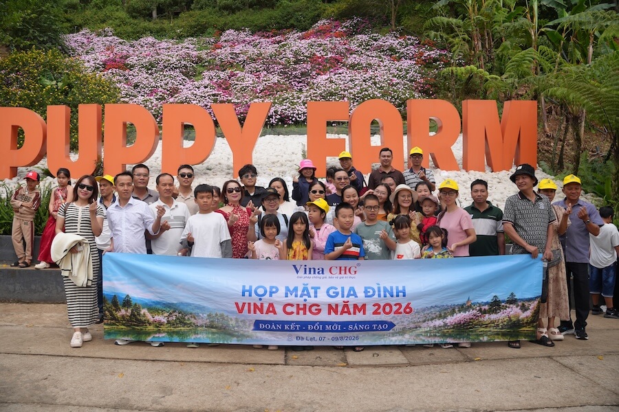 Toan bộ nhân viên Vina CHG chụp hình tại Puppy Farm Đà Lạt