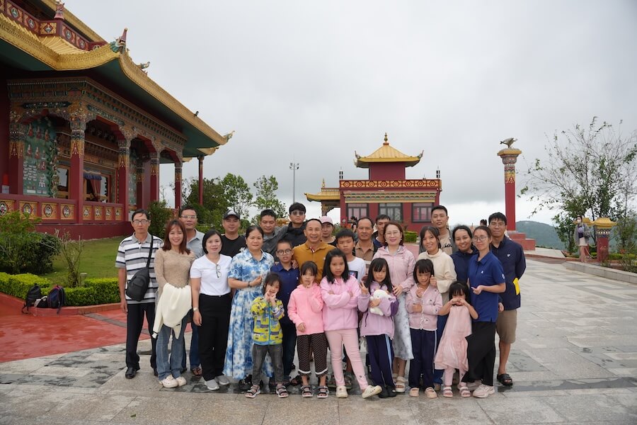 Toàn bộ nhân viên Vina CHG chụp hình tại Samten Hills